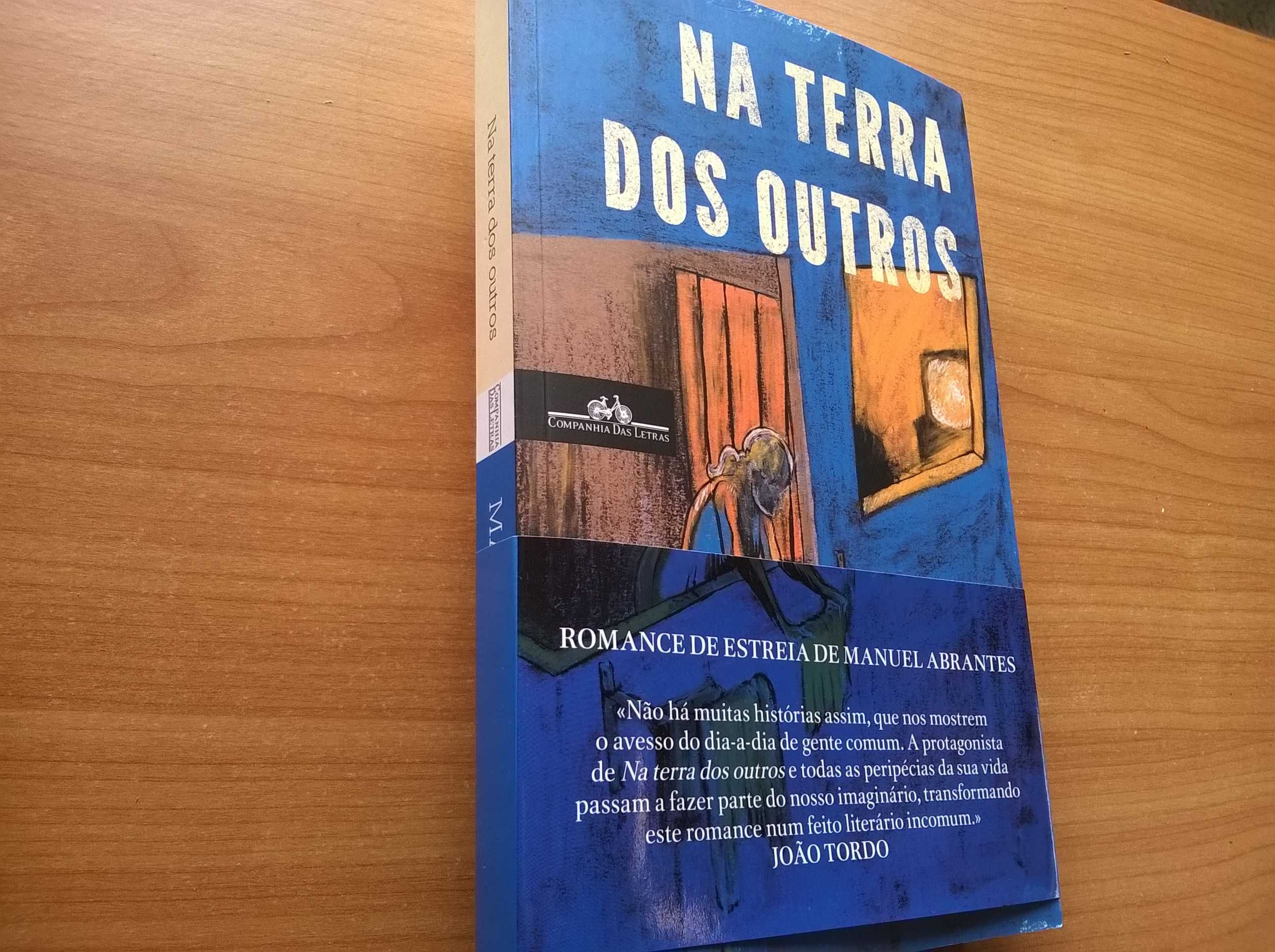 Na Terra dos Outros - (Romance de Estreia) Manuel Abrantes