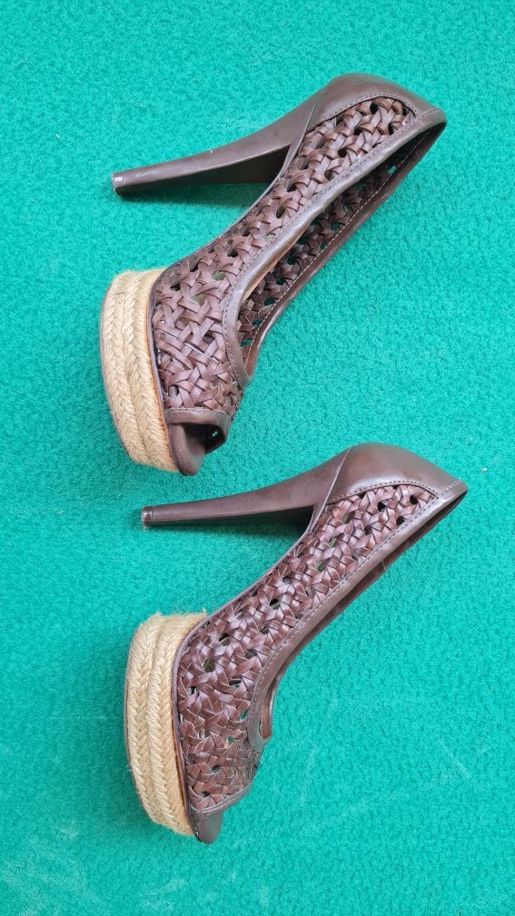 Sapatos BCBG castanhos 36