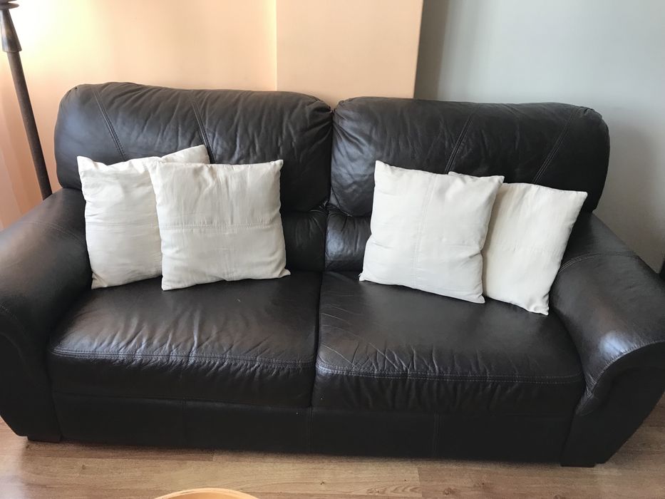 Sofá de pele genuína.