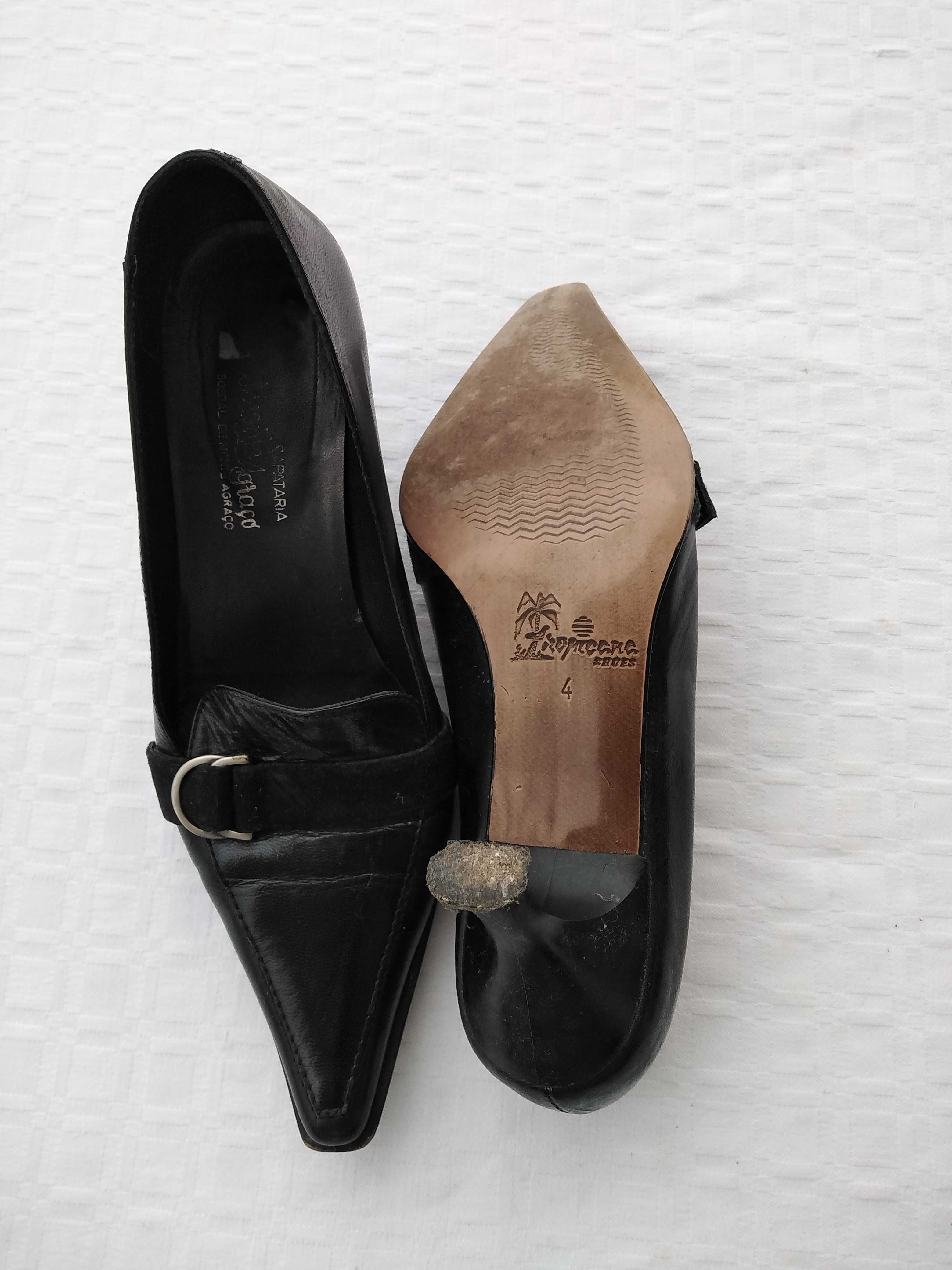 Sapatos Pretos de Pele