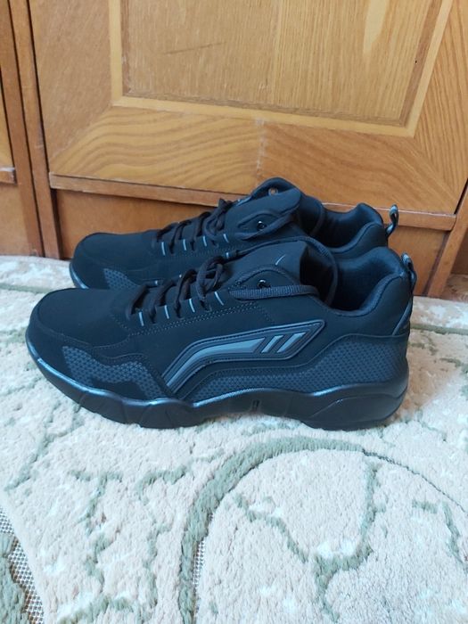 Продам новые водонепромокаемые мужские кроссовки р 45