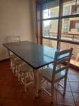 Mesa de mármore c/ 6 bancos e 2 cadeiras em madeira