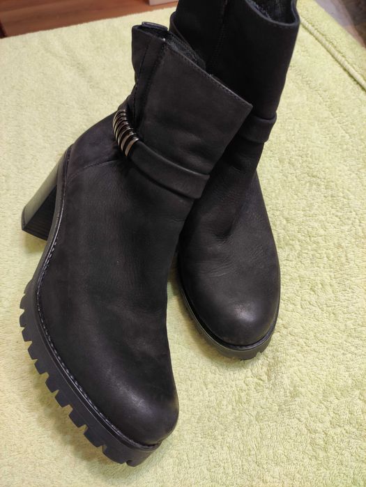 Ботинки шкіряні жіночі на широкому каблуці тракторна підошва р.41/27см