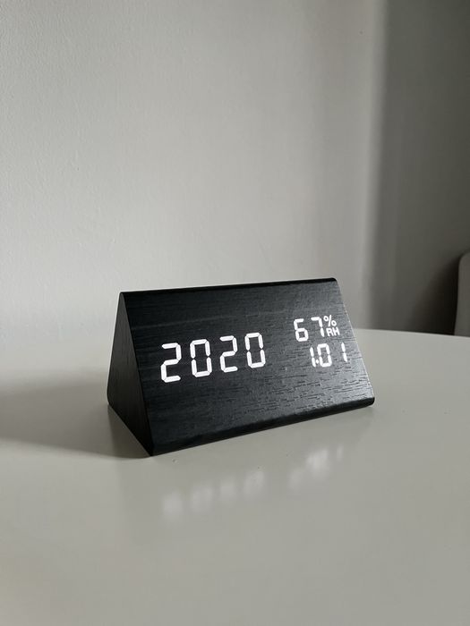 Drewniany zegar na szafkę nocną vintage z wyświetlaczem led