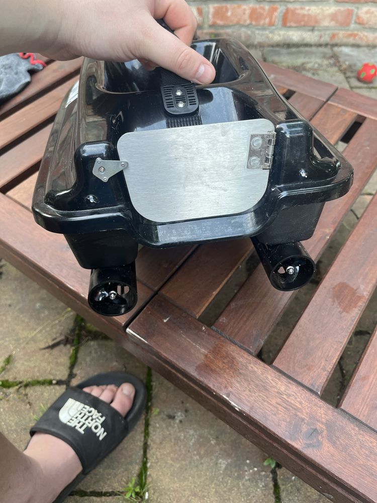 Łódka zanętowa Boatman MK4 Compass-Black wraz z pokrowcem