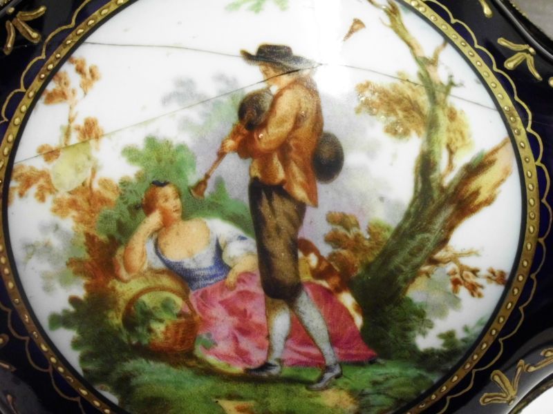 antiga caixa francesa-porcelana pintada á mão-Chateau des trois mulins