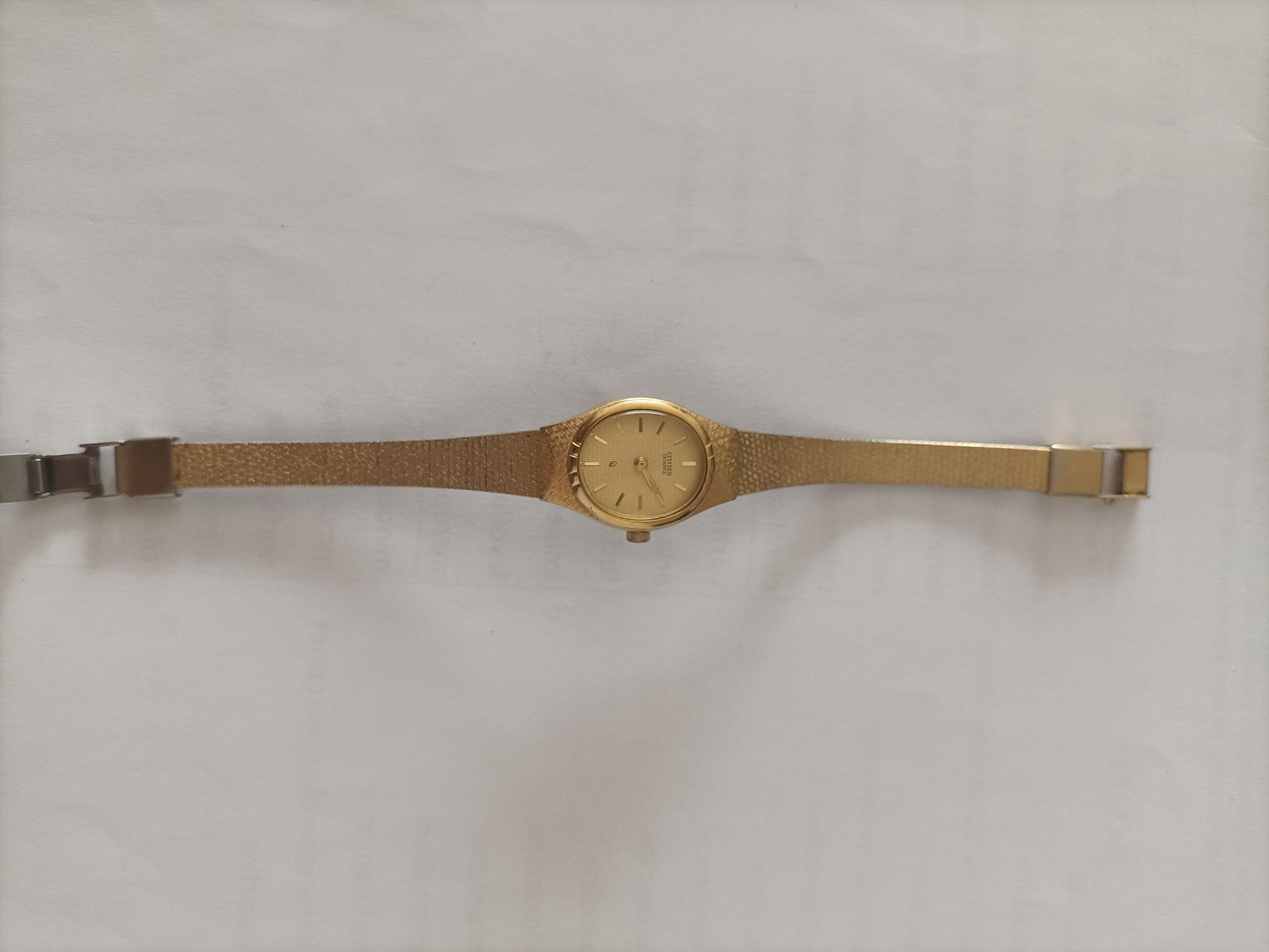 Relógio Citizen de quartzo com Lady bracelete e mostrador oval