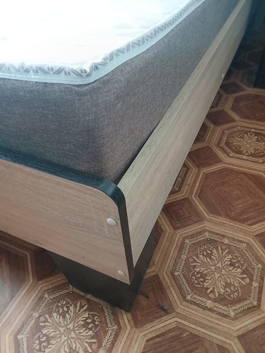 Кровать двуспальная с матрасом