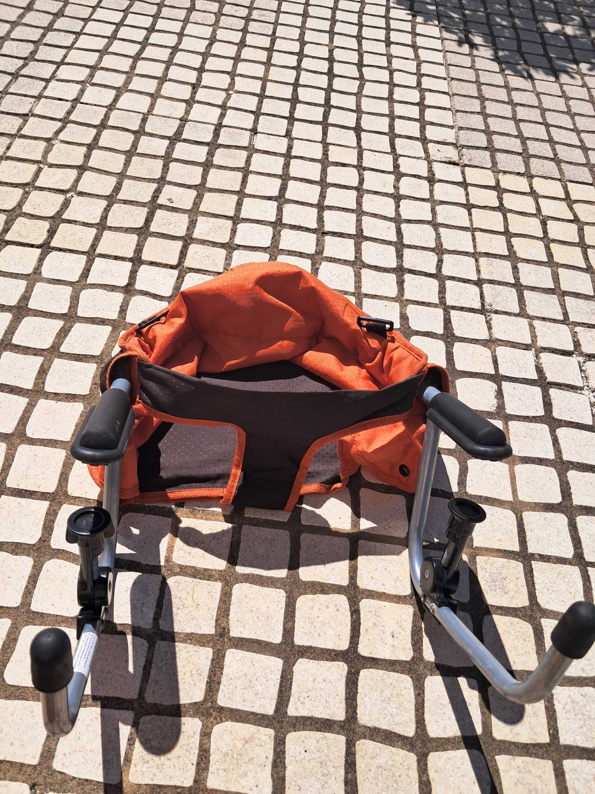 Cadeirinha de bebé portátil para aplicar em qualquer mesa