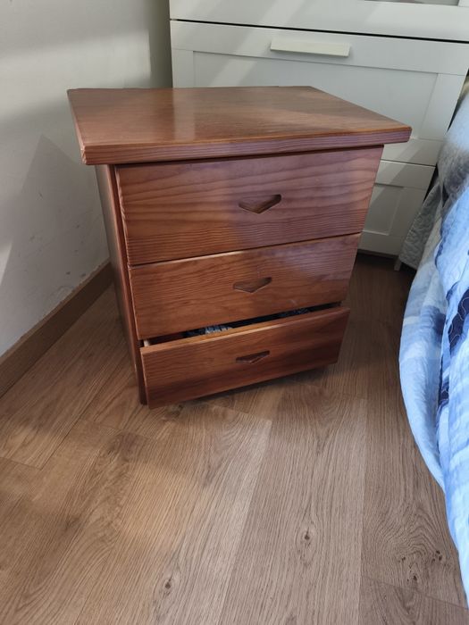 Beliche, cómoda e mesas cabeceira...