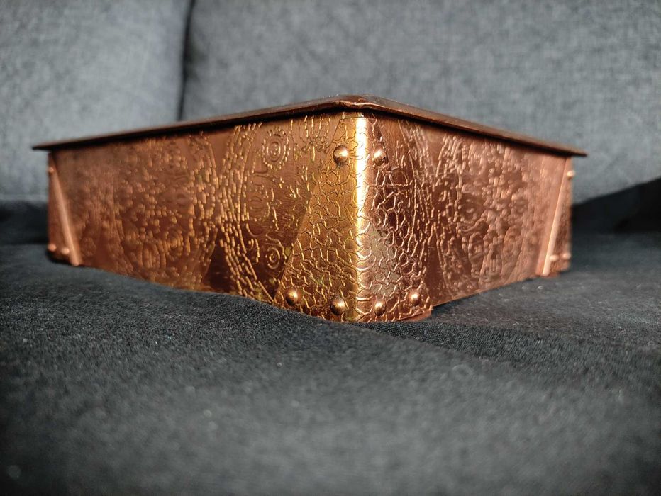 Zdobiona szkatuła mosiężna