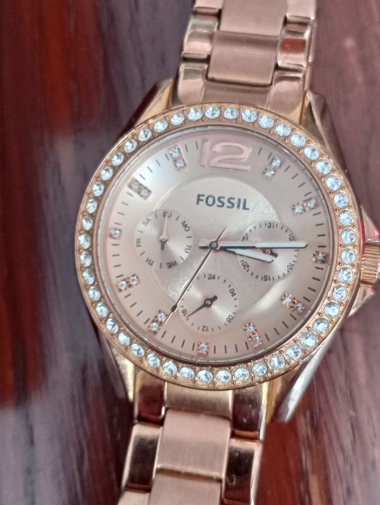 Zegarek damski marki Fossil Chronograph.