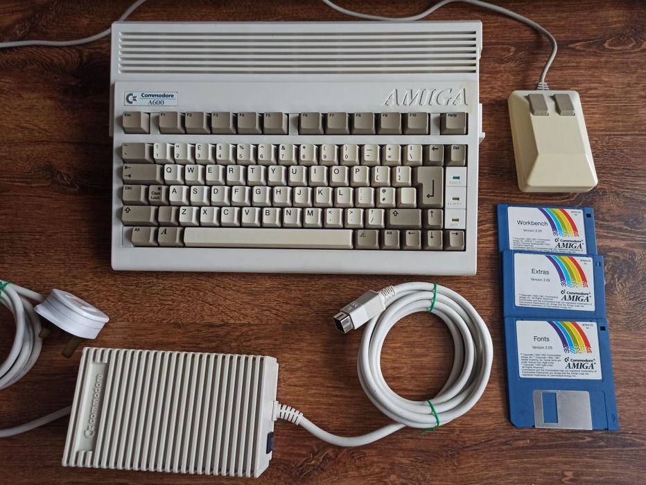 Amiga 600 plus akcesoria