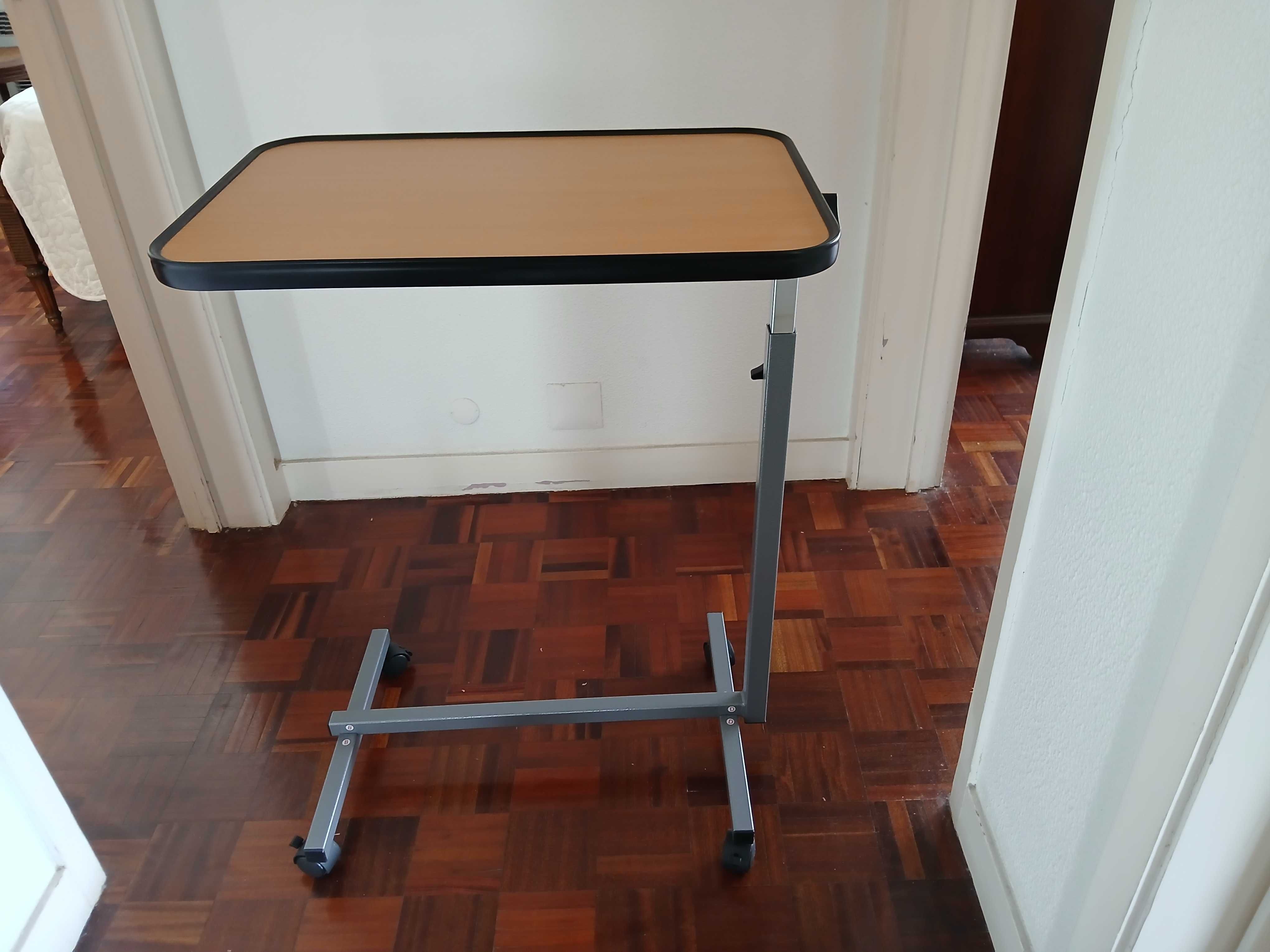 Mesa de Apoio com rodas