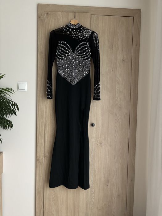 Sukienka wieczorowa z koralikami i perłami