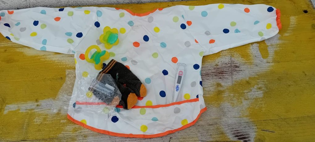 Conjunto babete, mordedores, escova de dentes, termómetro e meias bebé