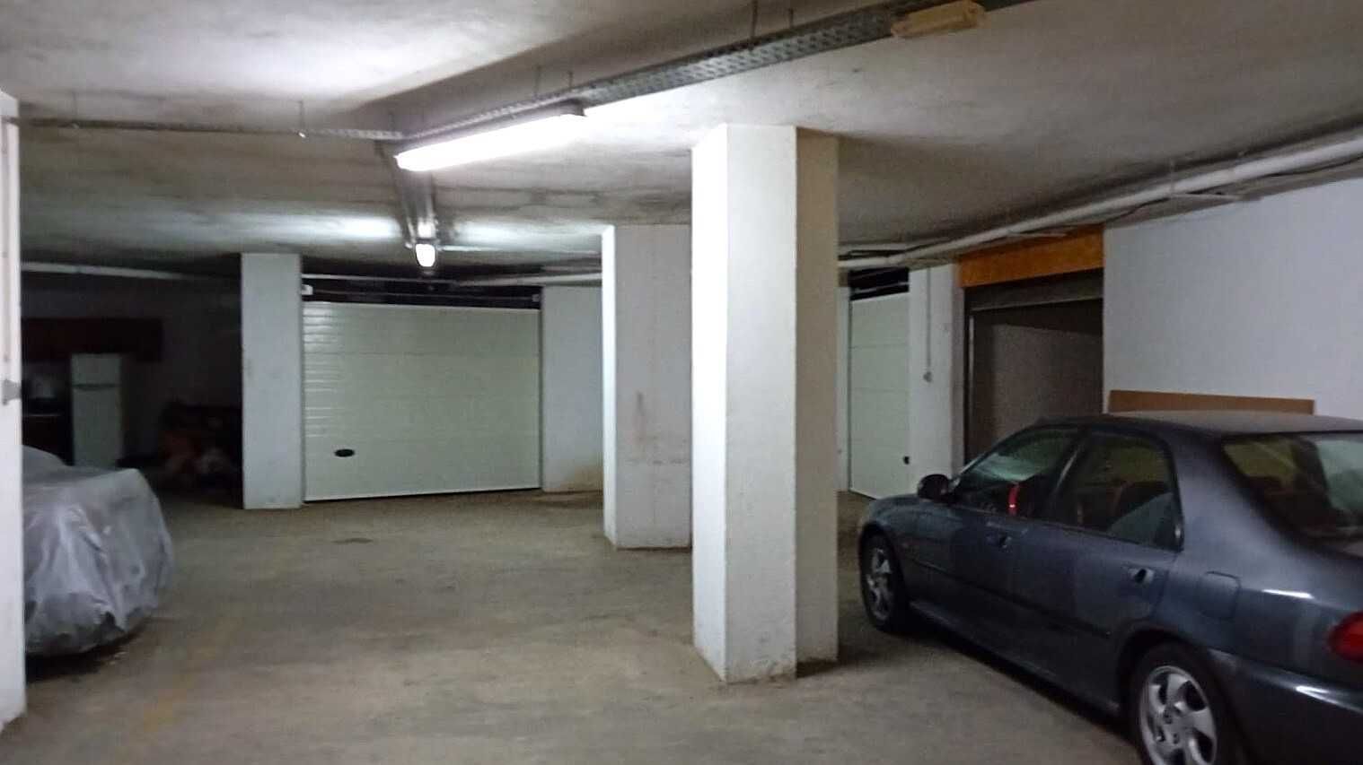 Arrenda Box interior para 2 viaturas - Av. B..J. Caraça - Setúbal