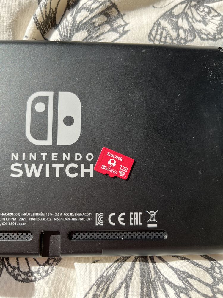 Konsola NINTENDO Switch HAC-001(-01) + karta pamięci 128GB + dwie gry