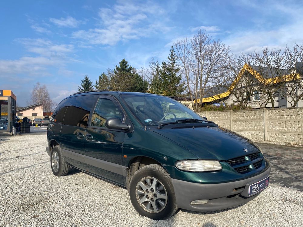 Chrysler Voyager 3.3 benzyna • 7 osób • automat • mały przebieg