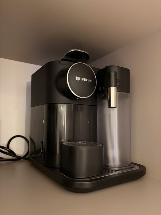 Ekspres do kawy DeLonghi Nespresso Gran Lattissima – Czarny