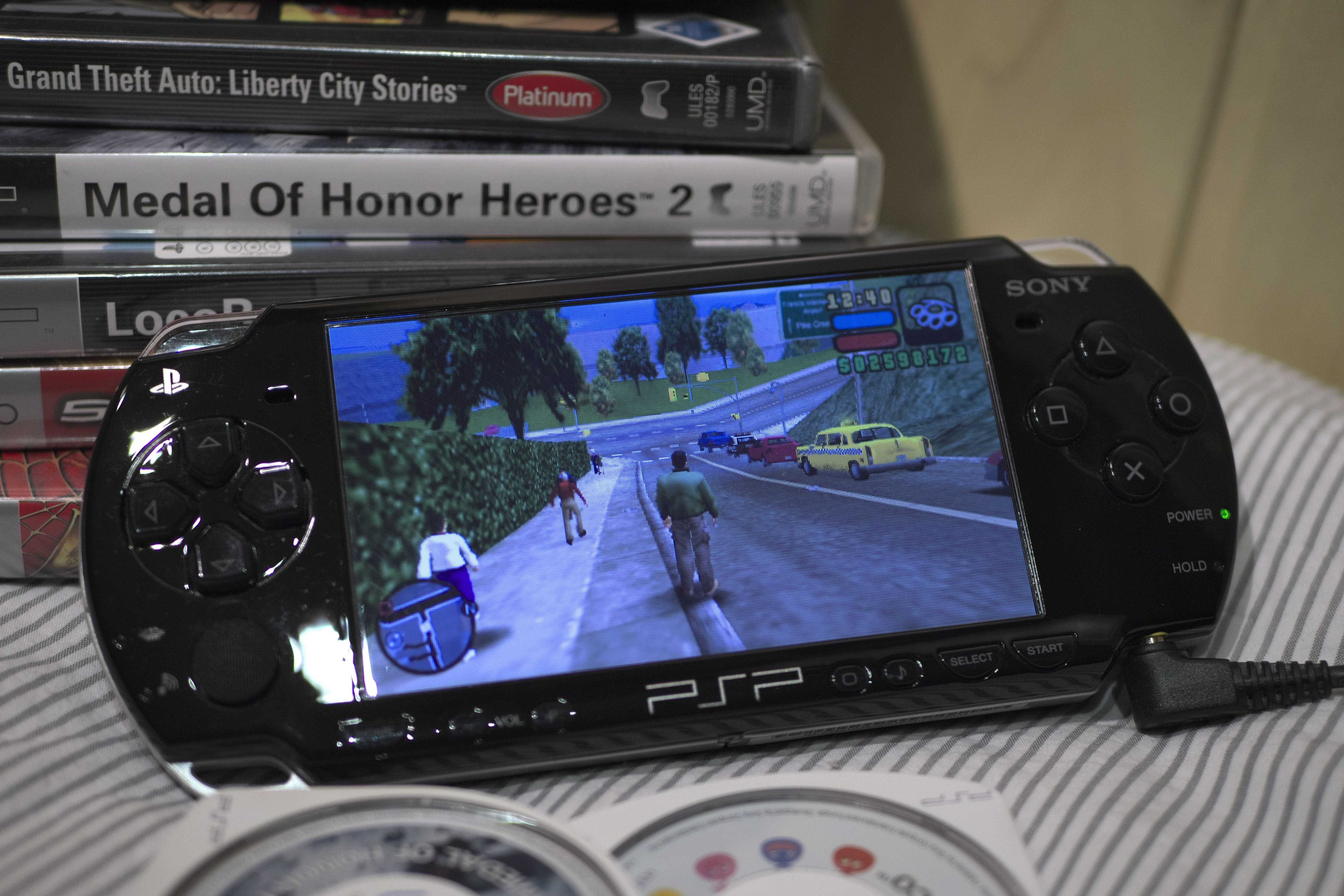 Konsola SONY PSP Slim 2004  |  Playstation Portable + 3 gry + 2 filmy