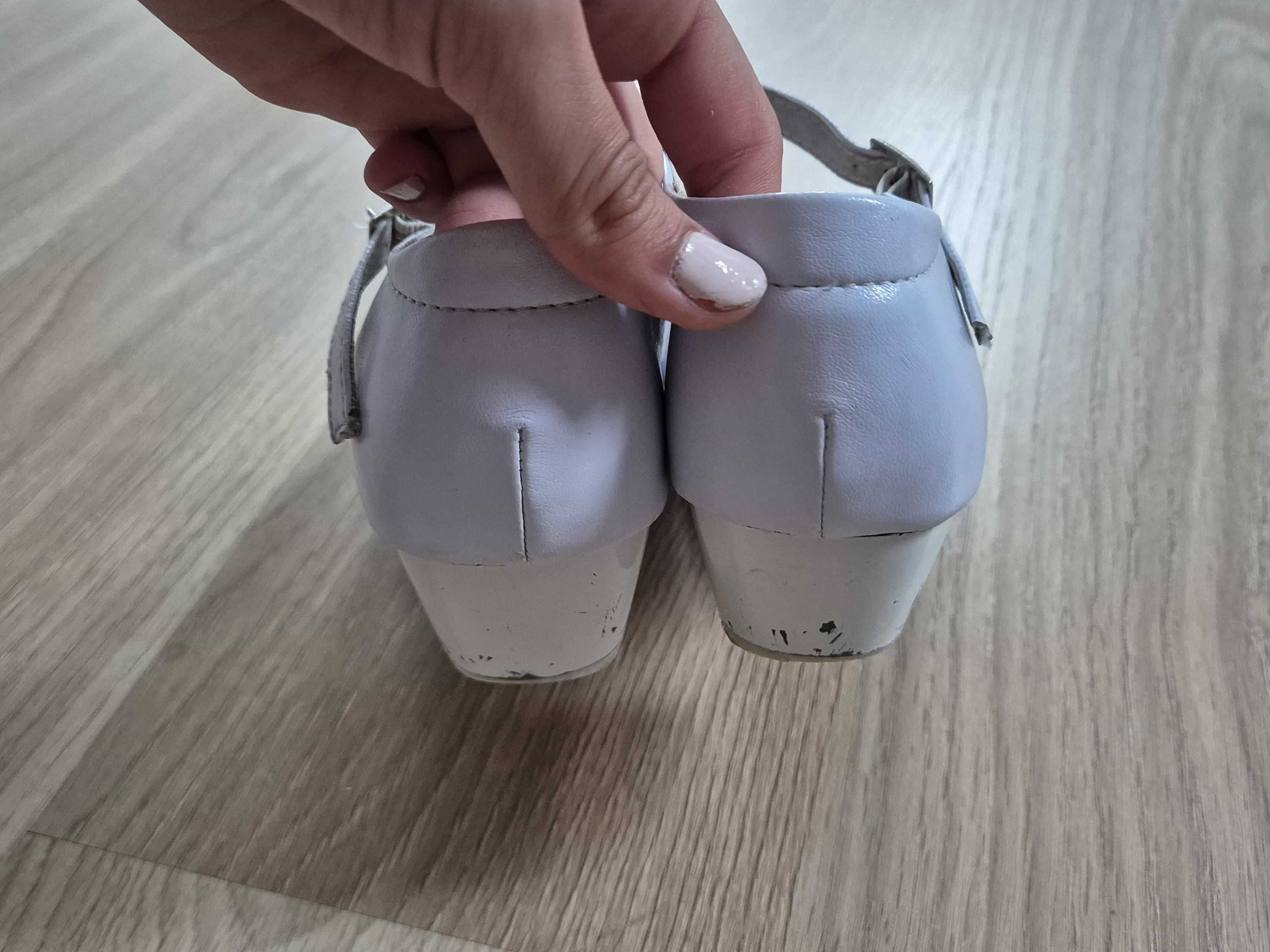 Białe buty komunijne