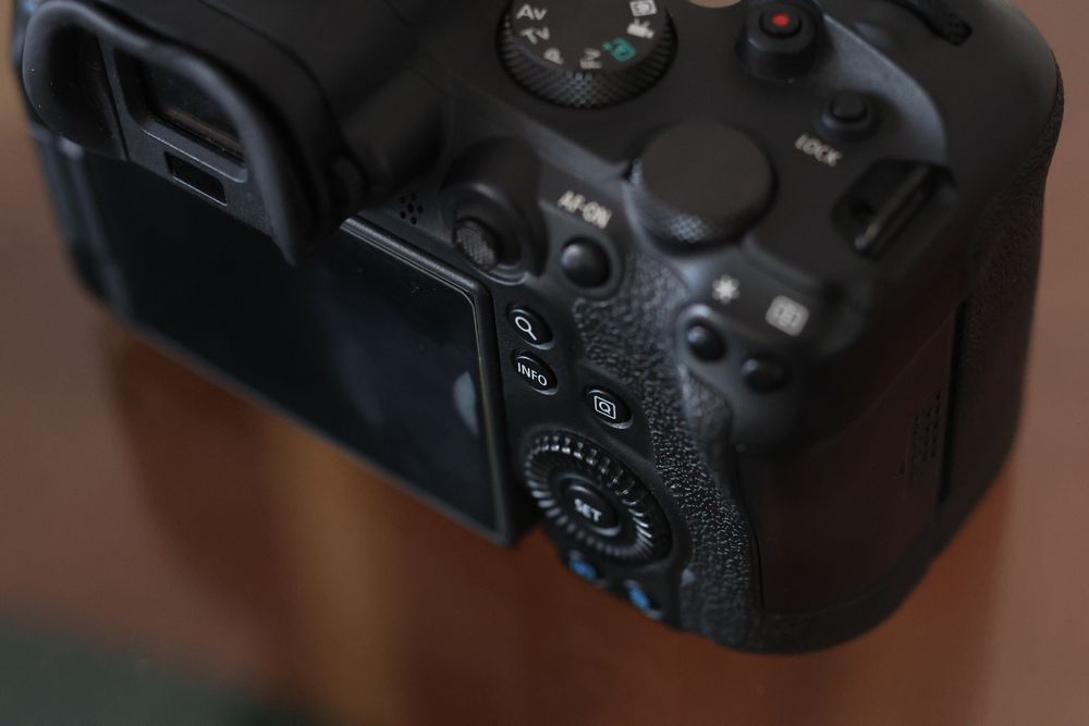 Canon R6 MK I usada com caixa