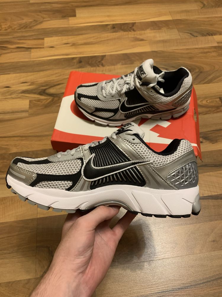 Кросівки NIKE ZOOM VOMERO 5 (FJ4151-004) Оригінал