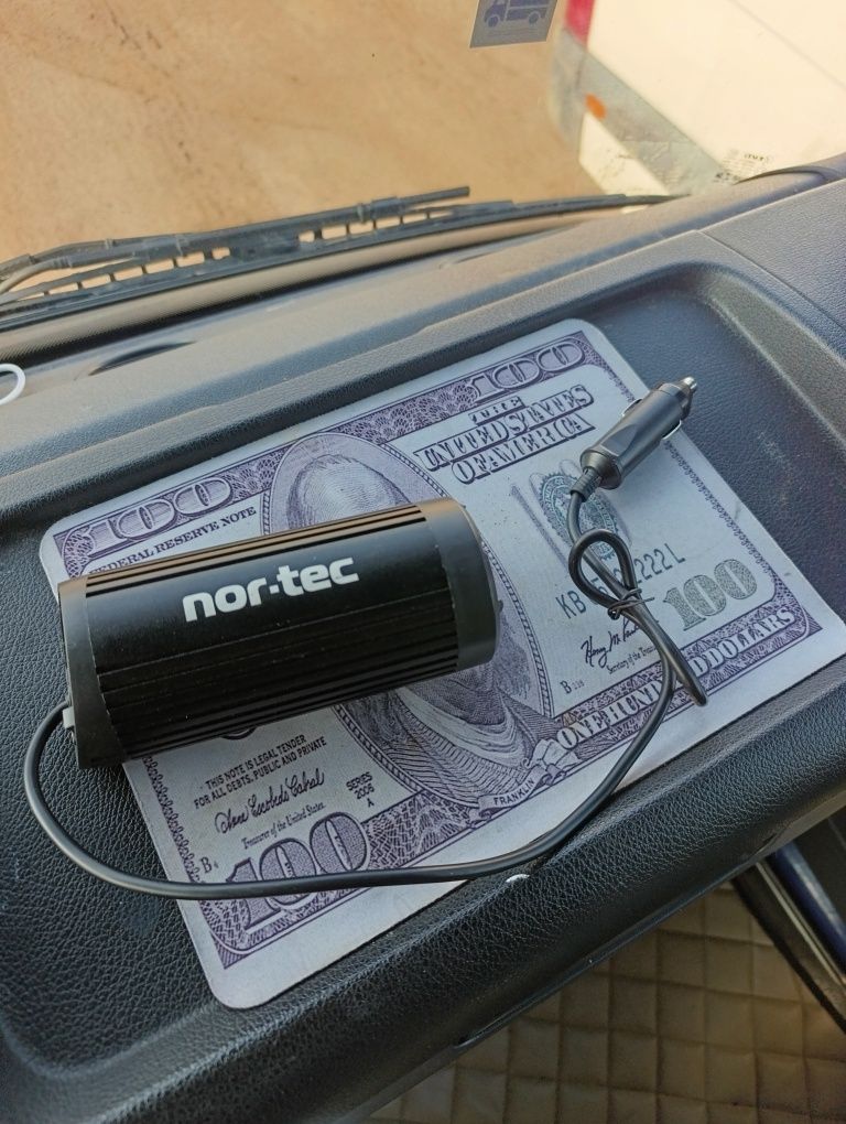 Інвертор перетворювач 12-220v в авто