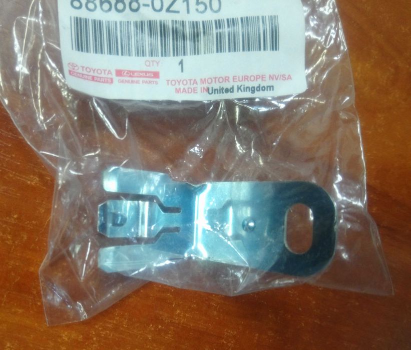 Кронштейн Toyota 886881E420/886880Z220