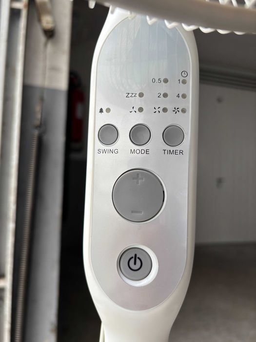 Ventoinha de pé UFESA com várias funções