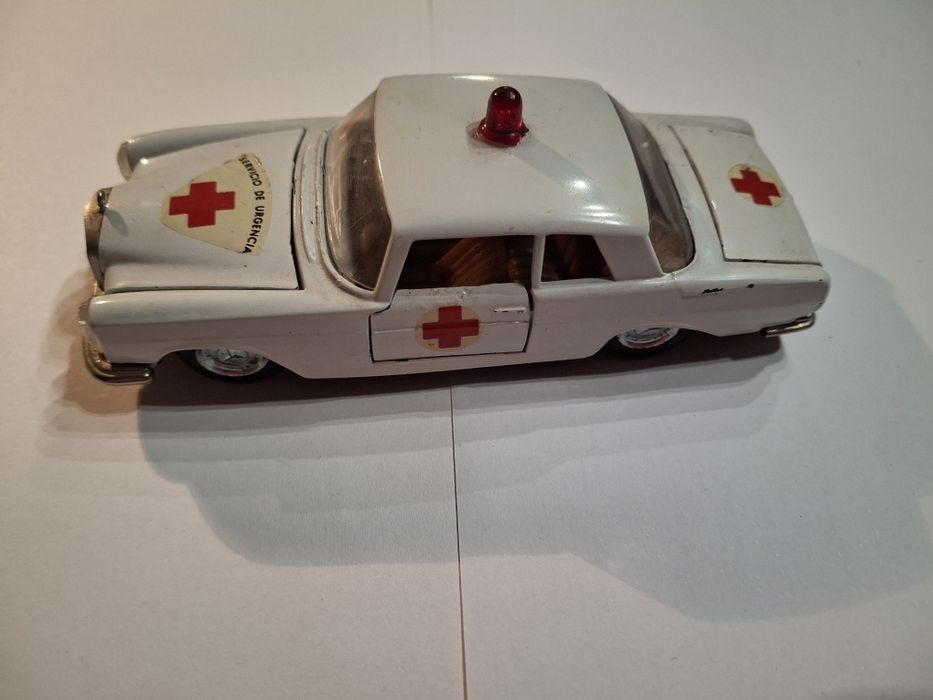 Miniatura pilen mercedes 250 coupe ambulância