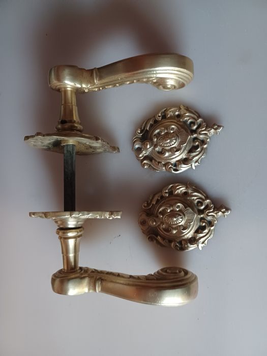 Duże klamki mosiężne.