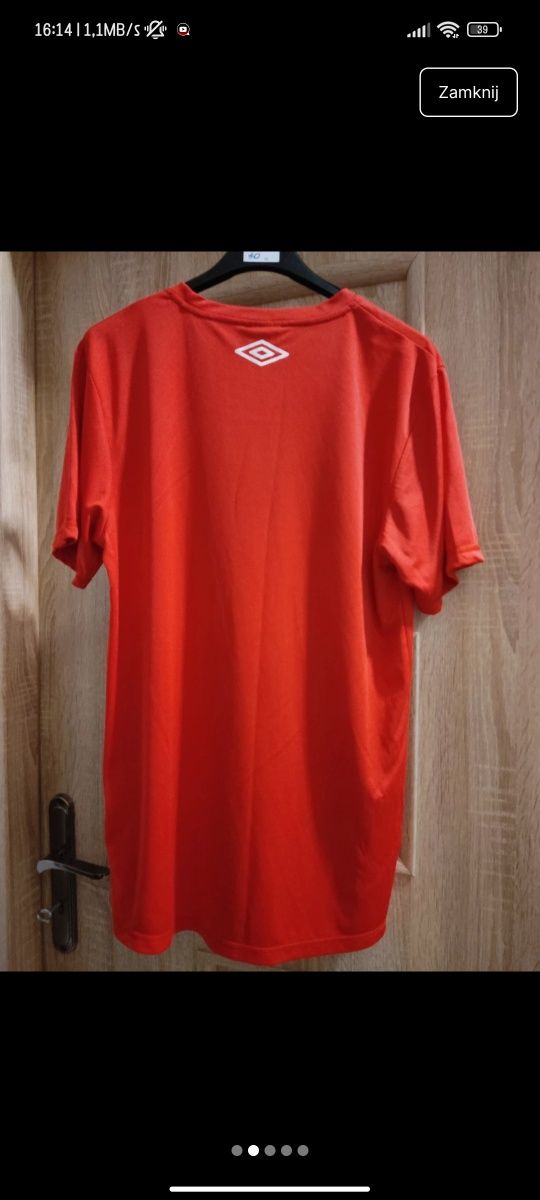 czerwona koszulka umbro