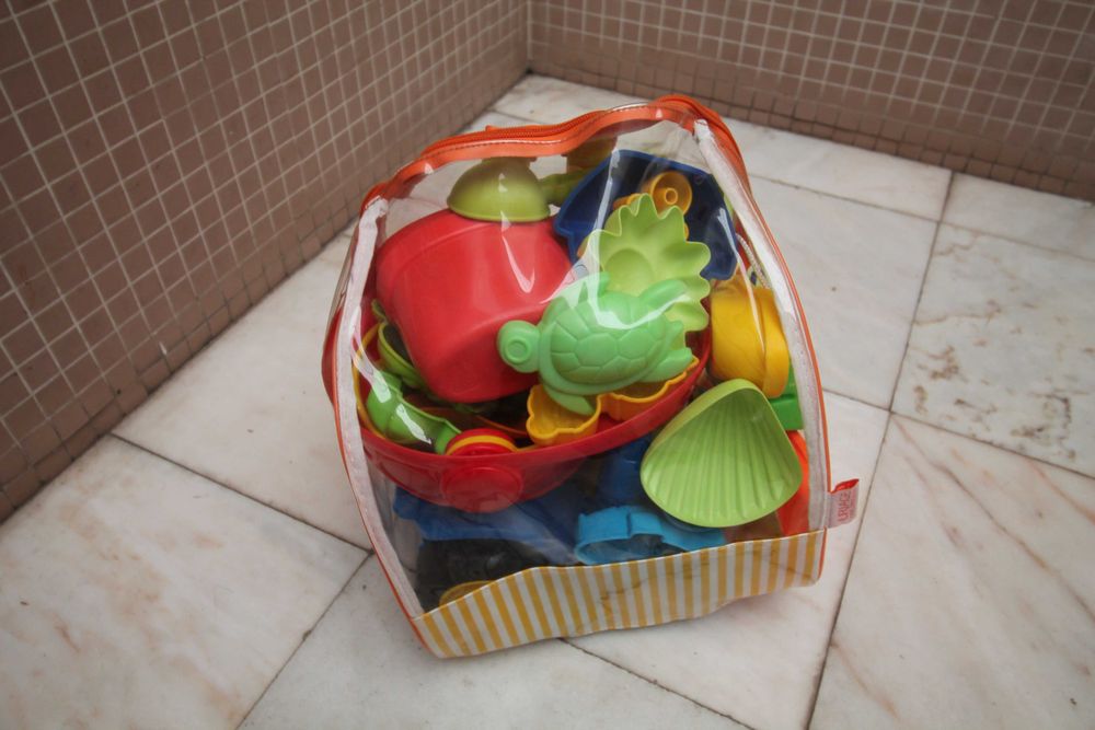 brinquedos praia criança
estão como novos