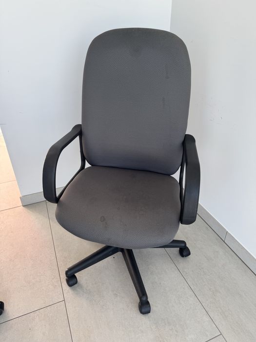 Krzesło biurowe obrotowe z podłokietnikami – stan bardzo dobry