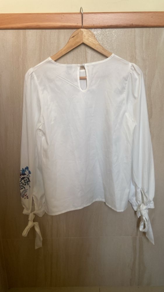 Camisa branca com flores