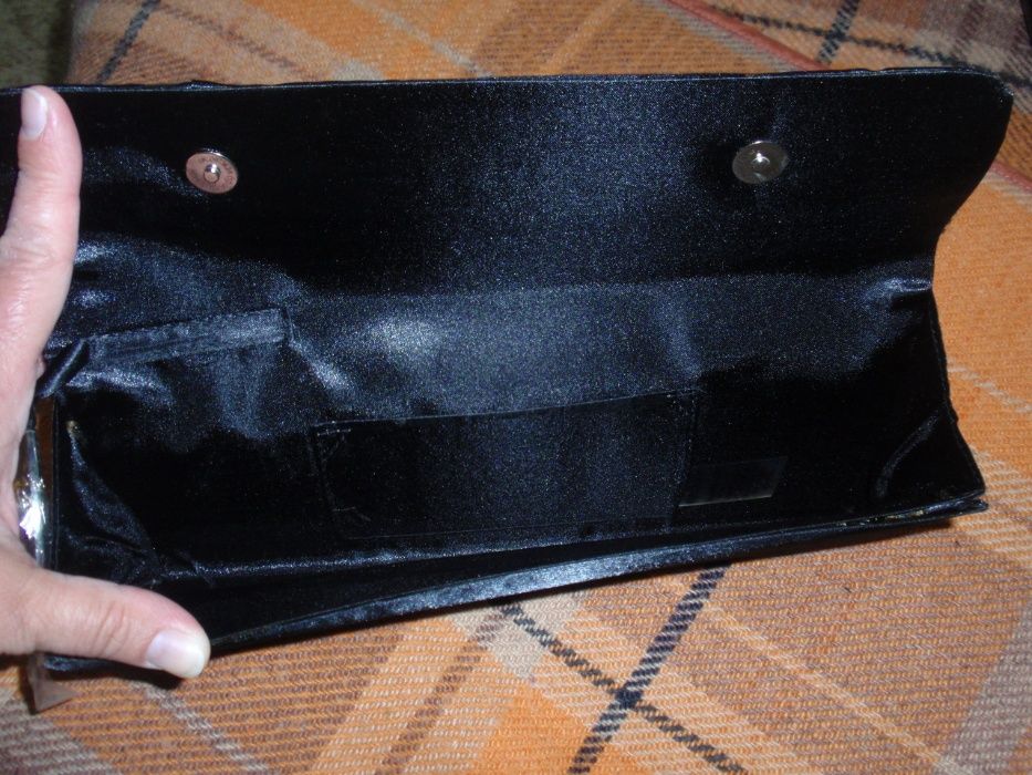 Torebka wizytowa - kopertówka z ozdobną bransoletką.