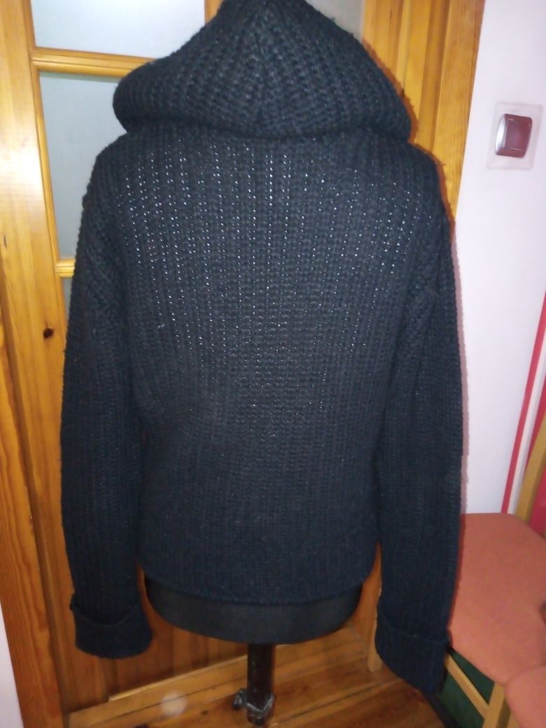 Sweter damski z kapturem