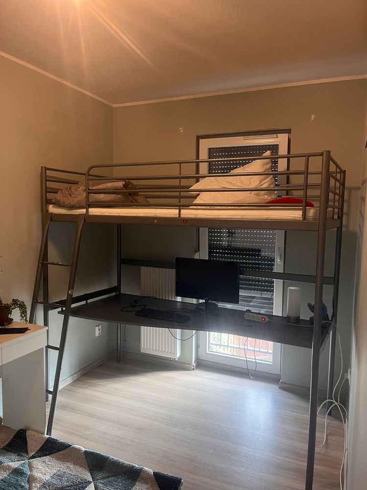 Ikea svarta z biurkiem i materacem