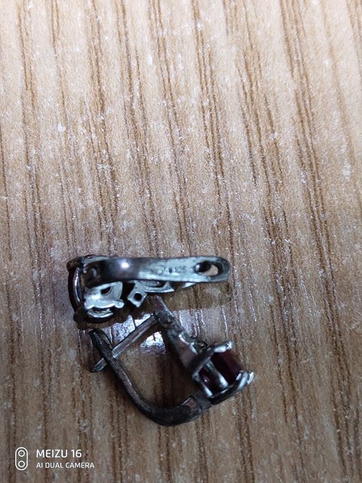 Продам серебряные серьги с рубином