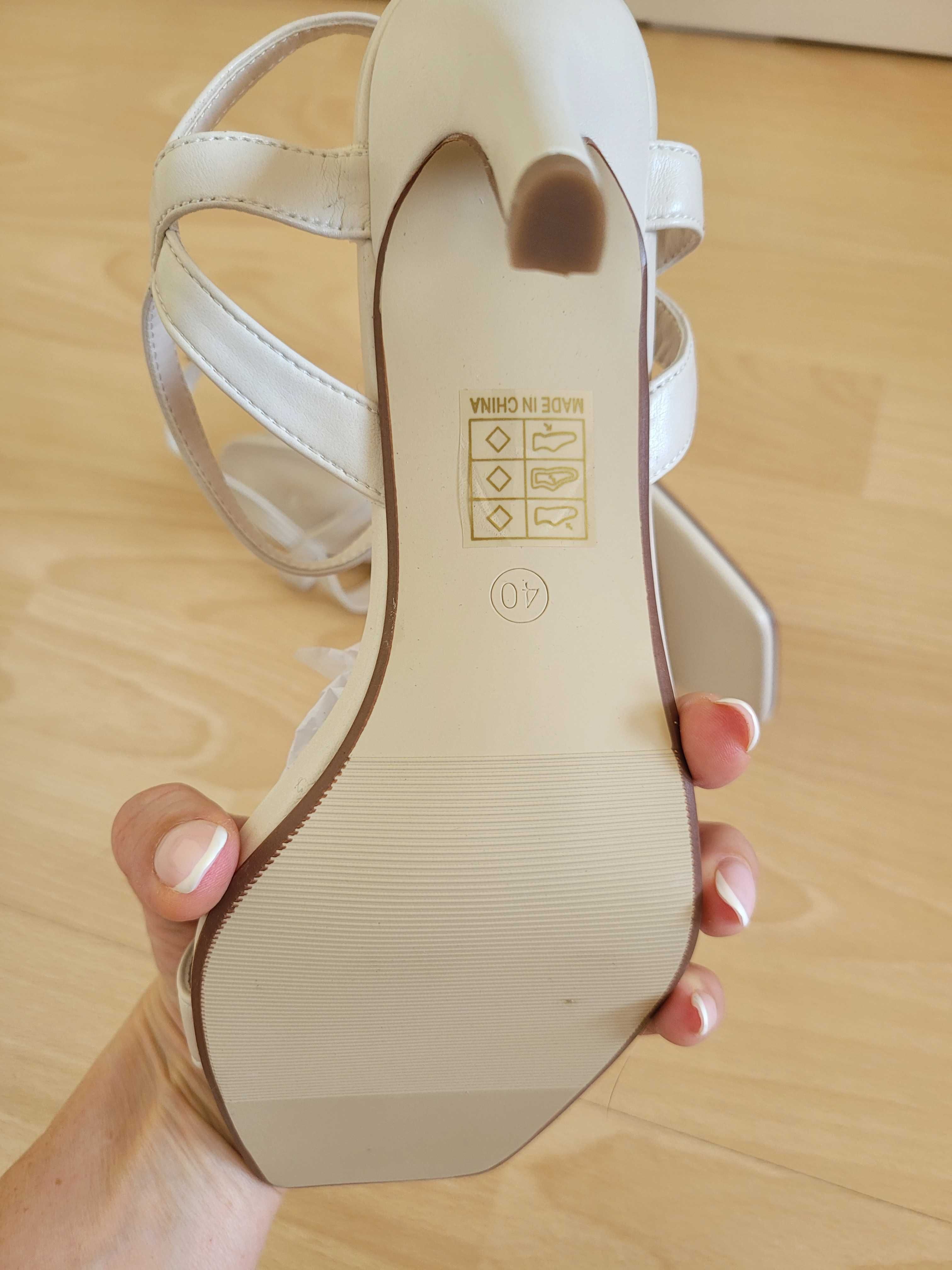 Nowe jasno beżowe buty sandały na obcasie renee