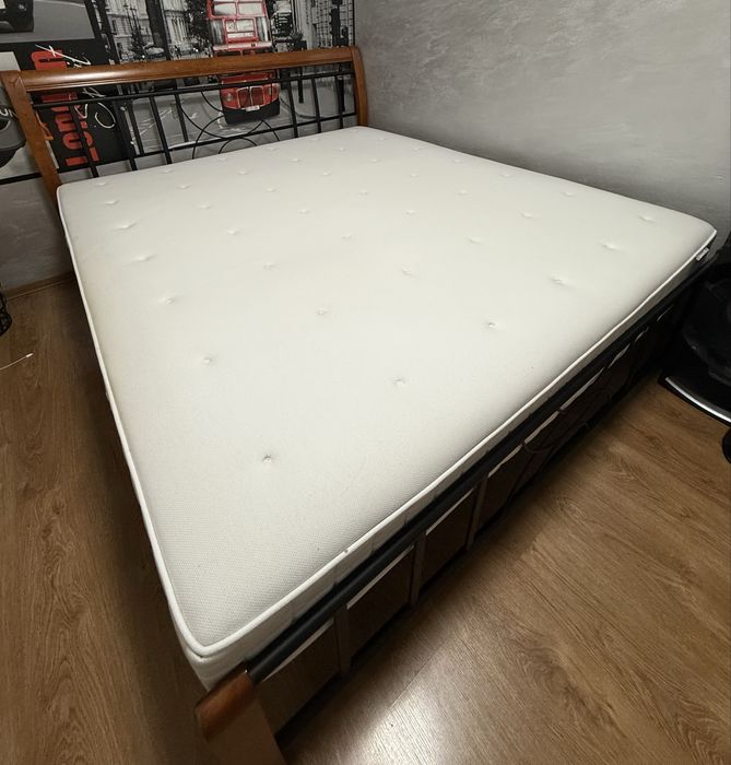 Łóżko z materacem