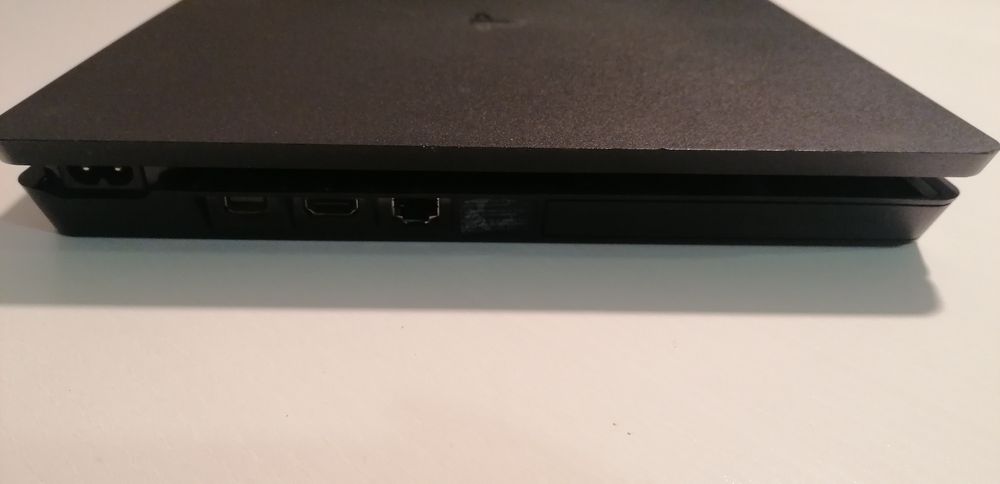 Playstation 4 (PS4) Slim desbloqueada