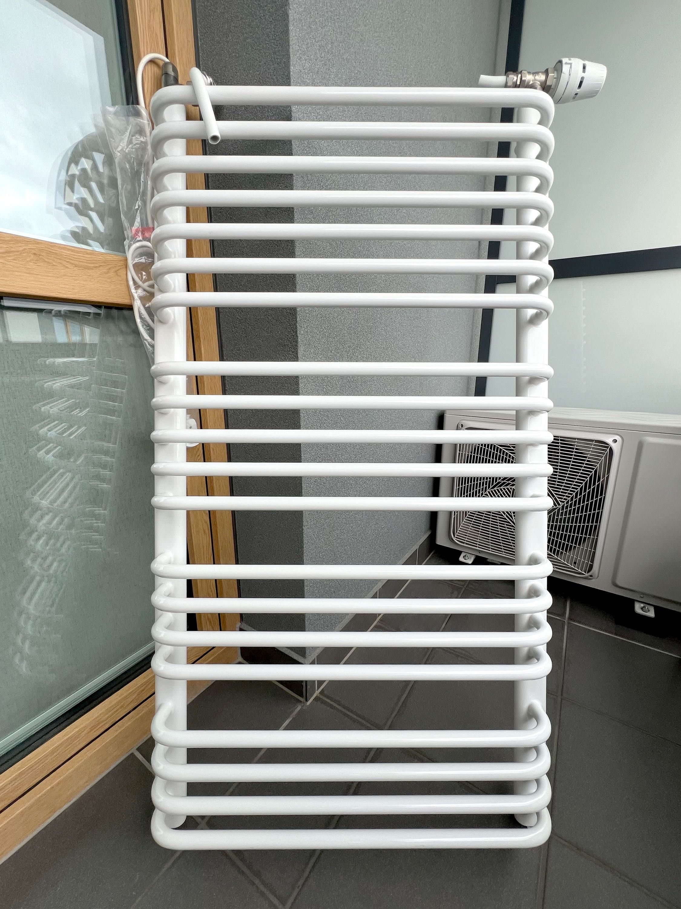 Grzejnik łazienkowy 120×65 cm, z zaworami, głowicą Danfoss i grzałką