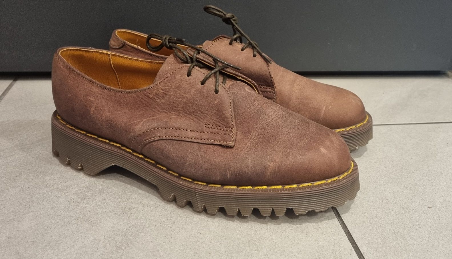 Unikatowe skórzane półbuty Dr. Martens by Sölovair