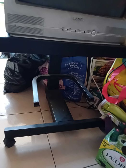 Televisão com suporte