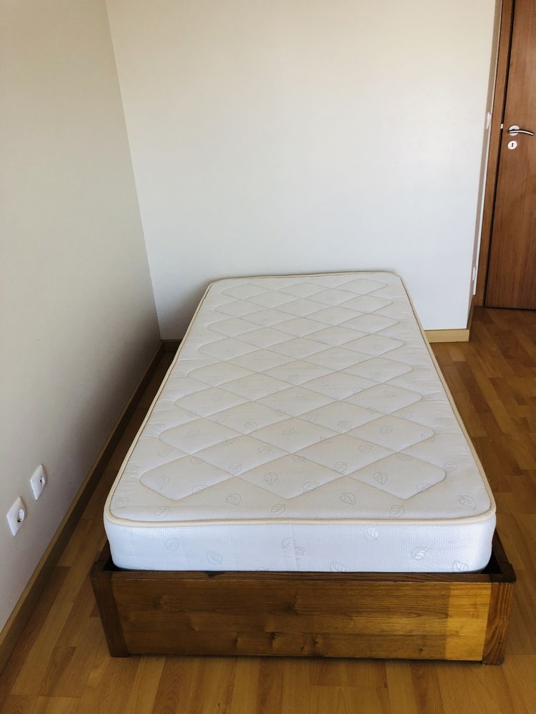 Cama Sommier de solteiro em madeira maciça com colchão