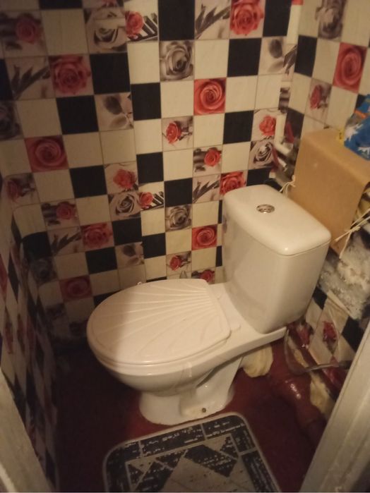 Гарна кімната у секції гуртожитку на 2 сімʼї. Хороший стан, є санвузол