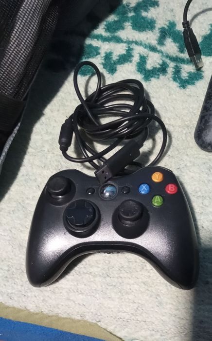 Comando da PlayStation e Xbox a funcionar no pormenor